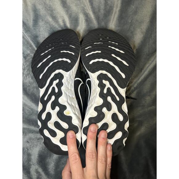 Women's Nike React Infinity Run Flyknit Running Sneakers - Picture 3 of 6